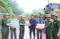 BĐBP Hà Tĩnh cứu trợ, khắc phục hậu quả thiên tai giúp bà con nhân dân Lào