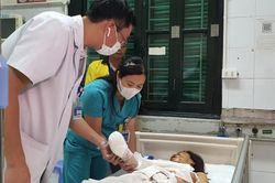 Điện thoại phát nổ khi đang sạc khiến cho người phụ nữ bị mù mắt, cụt tay