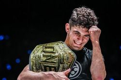 Hạ gục 'Thần khỉ' Jarred Brooks, võ sĩ Mỹ bảo vệ thành công đai vô địch ONE