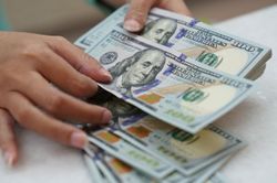 Bản tin tài chính sáng 9/8: Giá vàng và dầu giảm, USD tăng