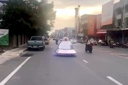 Lạ lẫm với chiếc UFO lượn khắp đường phố ở Thái Lan