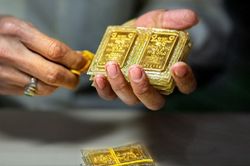 Giá vàng hôm nay (9/8) rơi thẳng đứng, chưa có cửa tăng