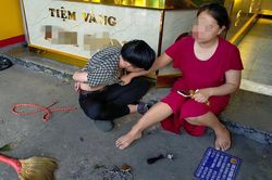 Vờ mua lắc vàng, đeo vào tay rồi lên xe bỏ chạy