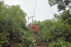 Chùm ảnh: Điện lực phía Bắc khẩn trương khắc phục sự cố điện do mưa lũ kéo dài