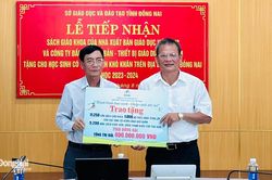 Sở GD-ĐT tiếp nhận sách giáo khoa tặng học sinh nghèo và giáo viên