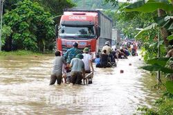 Đoạn đường km 37 Quốc lộ 2 bị ngập gây ách tắc giao thông
