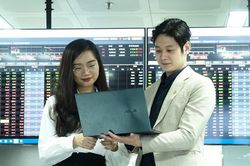 VN-Index đứng trước cơ hội tiến lên mốc 1.300 điểm trong tháng 8