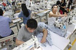 Doanh nghiệp Trung Quốc đua nhau hạ giá để sống sót