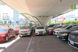 Trông xe dưới gầm cầu: Không chỉ là giải pháp tình thế