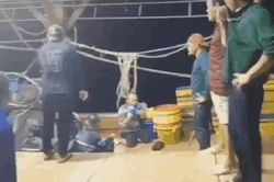 Phẫn nộ hình ảnh nhóm ngư dân bị hành hung dã man trên tàu cá