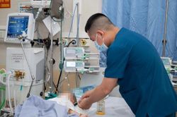 Trẻ 10 tháng tuổi suy hô hấp nặng do biến chứng tay chân miệng