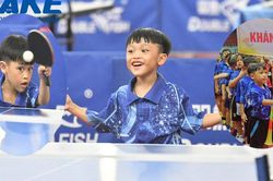 Con trai huyền thoại bóng bàn Việt Nam gây ngỡ ngàng bởi thần thái đặc biệt tại giải Bóng bàn trẻ toàn quốc