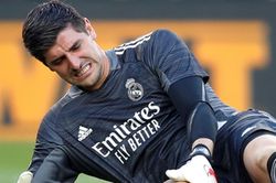 Real Madrid bất ngờ nhận tin sét đánh ngay trước mùa giải mới, HLV Ancelotti đau đầu tìm giải pháp