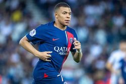 Man United chốt người thay Maguire, đón tin vui từ Mbappe