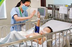 Rắn độc bò vào nhà cắn 2 trẻ nguy kịch