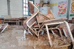 Trường học tan hoang, bàn ghế bị vùi lấp sau lũ ở Mù Cang Chải
