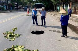 Thái Nguyên: Xuất hiện hố sụt bất thường tại Quốc lộ 3