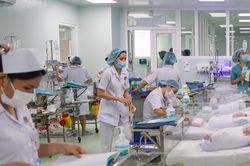Hơn 500 nhân viên y tế ở TP.HCM nghỉ việc trong 8 tháng