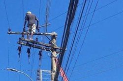 Cố thủ gần 24 giờ trên cột điện để tránh cảnh sát ở Brazil