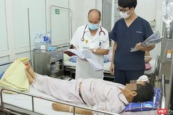 Nam thanh niên bị tràn dịch màng phổi vì ăn gỏi cua sống