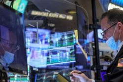 Nasdaq tiếp tục trượt dốc trước báo cáo lạm phát; Dầu đạt mức cao mới