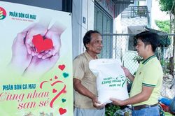 Phân bón Cà Mau trao tặng gạo cho các bếp ăn yêu thương