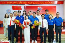 Chi bộ Trường THPT Hoàng Hoa Thám kết nạp đảng viên cho 3 học sinh lớp 12
