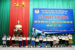 Khen thưởng 361 học sinh là con công nhân viên chức lao động