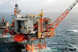 Giá xăng dầu hôm nay 10/8: Lo ngại thiếu hụt nguồn cung, giá lên mức cao kỷ lục mới