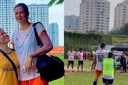 Hoa khôi bóng chuyền Kim Huệ đoạt huy chương bóng đá sau khi tạo ra 'cuộc chiến không cân sức' trên sân cỏ