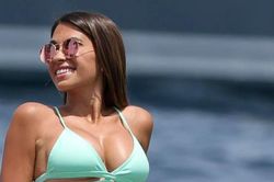 Vợ Messi thu hút mọi ánh nhìn khi diện bikini