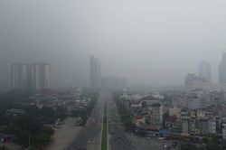 Sương mù dày đặc 'nuốt chửng' nhiều tòa nhà cao tầng ở Hà Nội