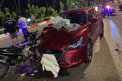 Xe máy chạy ngược chiều đâm ô tô, một người tử vong trên nắp capo