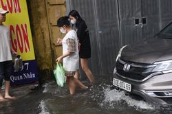 Khu dân cư Hà Nội bị ngập sâu sau trận mưa giữa trưa