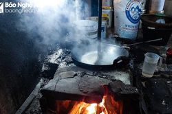 Làm kẹo lạc tại làng nghề 300 năm tuổi ở xứ Lường