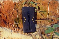 Smartphone 'nồi đồng cối đá', RAM 4 GB, pin 'khủng', giá hơn 3 triệu đồng