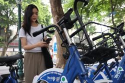 Người Hà Nội hào hứng trải nghiệm xe đạp công cộng: Giá thuê chỉ từ 5.000 đến 10.000 đồng/30 phút