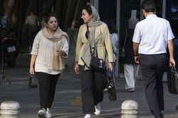 Iran truy quét các công ty không thi hành lệnh bắt buộc khăn trùm đầu đối với phụ nữ