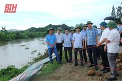 Phó Chủ tịch UBND tỉnh Lê Đức Giang kiểm tra, chỉ đạo xử lý sự cố sụt lún, sạt lở mái đê sông Càn