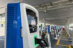 Việt Nam đang 'chậm chân' trong phát triển hạ tầng trạm sạc xe điện?