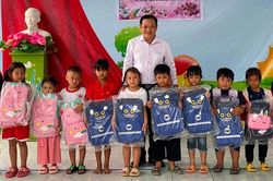 Trao tặng tập và balo cho học sinh
