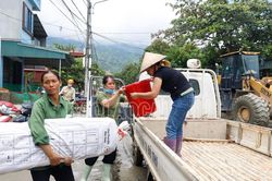 Hội chữ thập đỏ các cấp hỗ trợ các gia đình bị thiệt hại tại Tả Phời và Hợp Thành
