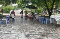 Chiếm dụng để kinh doanh tại dự án cải tạo Vườn hoa hồ Thạch Bàn (quận Long Biên)