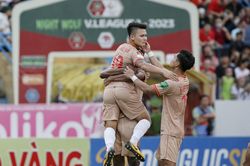 Công an Hà Nội chạm một tay vào cúp vô địch V.League 2023