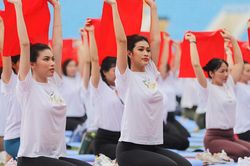 Dàn Hoa hậu, Á hậu cùng 5.000 người đồng diễn yoga, xếp hình lá cờ Tổ quốc