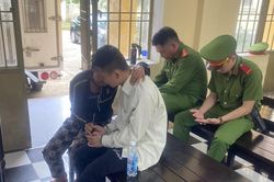 Bị chửi con không cha, thanh niên đâm hàng xóm trọng thương
