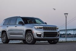 Hàng loạt xe Jeep Cherokee bị triệu hồi do lỗi trục lái gây mất kiểm soát