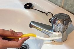 Những mẹo vặt làm sạch nhanh chóng vòi rửa, vòi tắm sạch bong sáng bóng