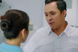 Làng trong phố: Hoài bị quản đốc đóng cửa phòng sàm sỡ