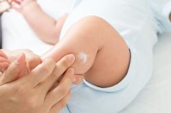 Một số lưu ý khi sử dụng kem chống muỗi cho trẻ